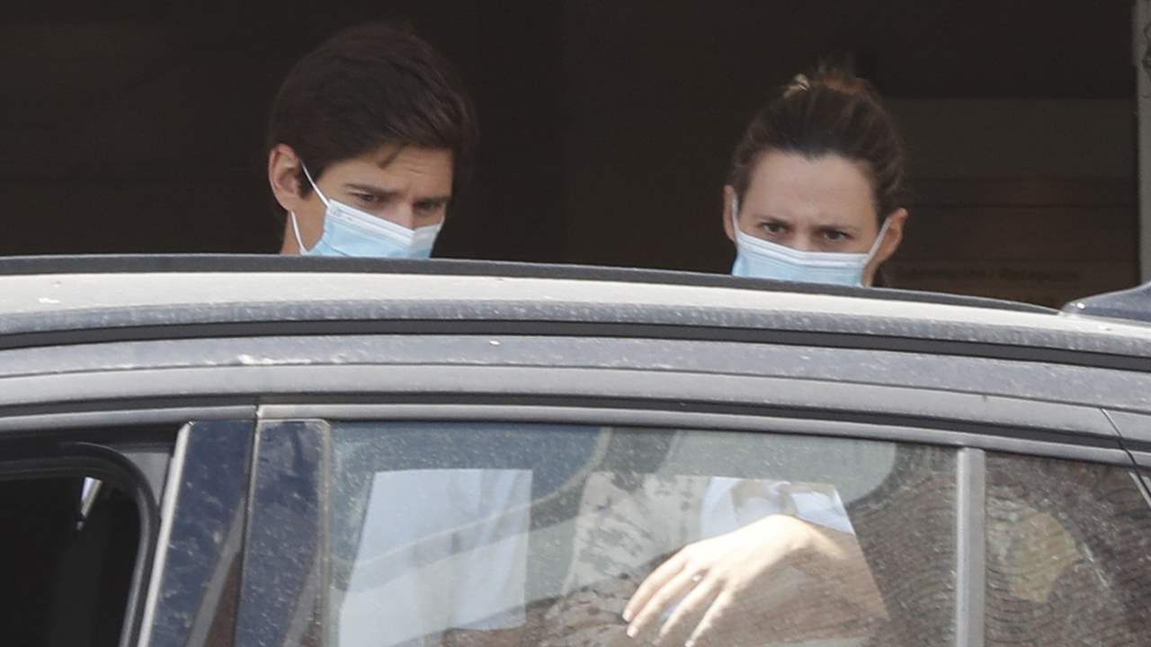 Claudia Osborne y José Entrecanales abandonan el hospital junto a su hija Micaela