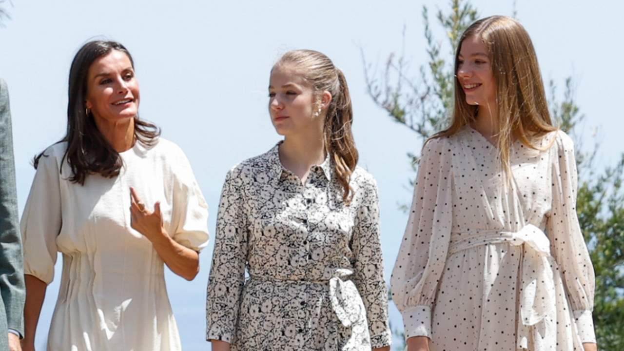 Los gestos más maternales de la reina Letizia con Leonor y Sofía en Barcelona
