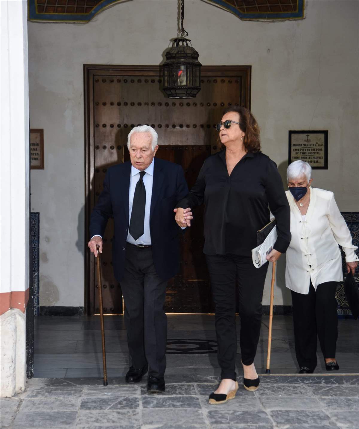 Carmen Tello y Curro Romero en la misa funeral por la madre de Carmen Tello. 