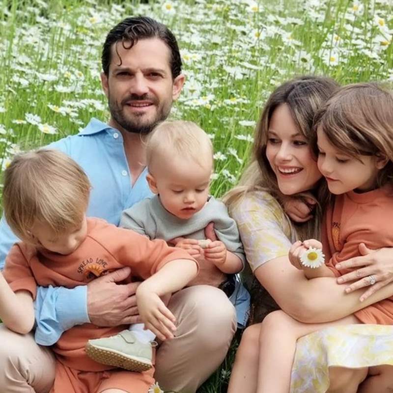 Carlos Felipe y Sofía de Suecia inauguran el verano con un nuevo posado familiar