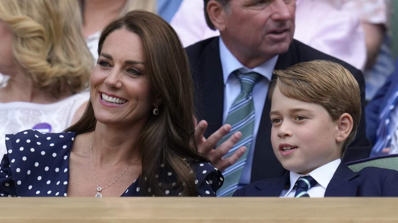 Kate Middleton, ante la mirada de su hijo George, entrega el premio a Djokovic en la final de Wimbledon