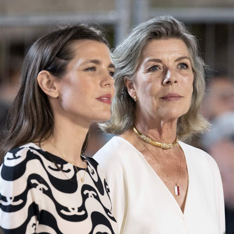 Carolina de Mónaco y Carlota Casiraghi lección conjunta de estilo con un 'look' prácticamente idéntico