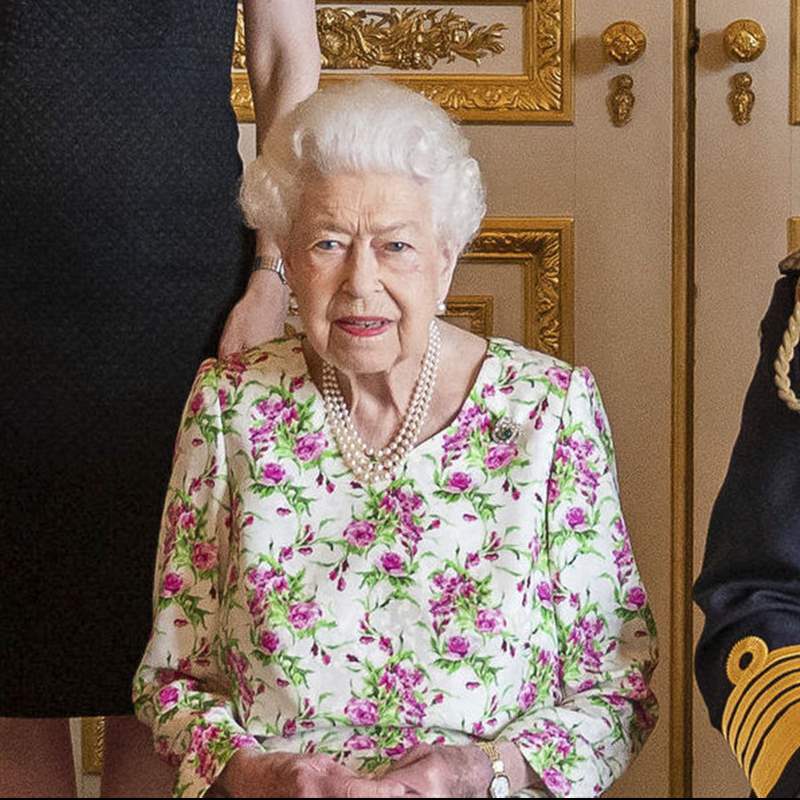 La reina Isabel II, con un aspecto envidiable, recupera su agenda presencial junto al príncipe Carlos