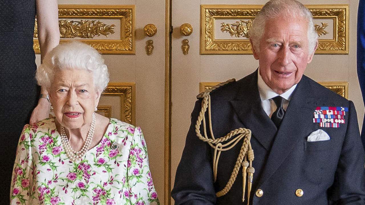 La reina Isabel II, con un aspecto envidiable, recupera su agenda presencial junto al príncipe Carlos
