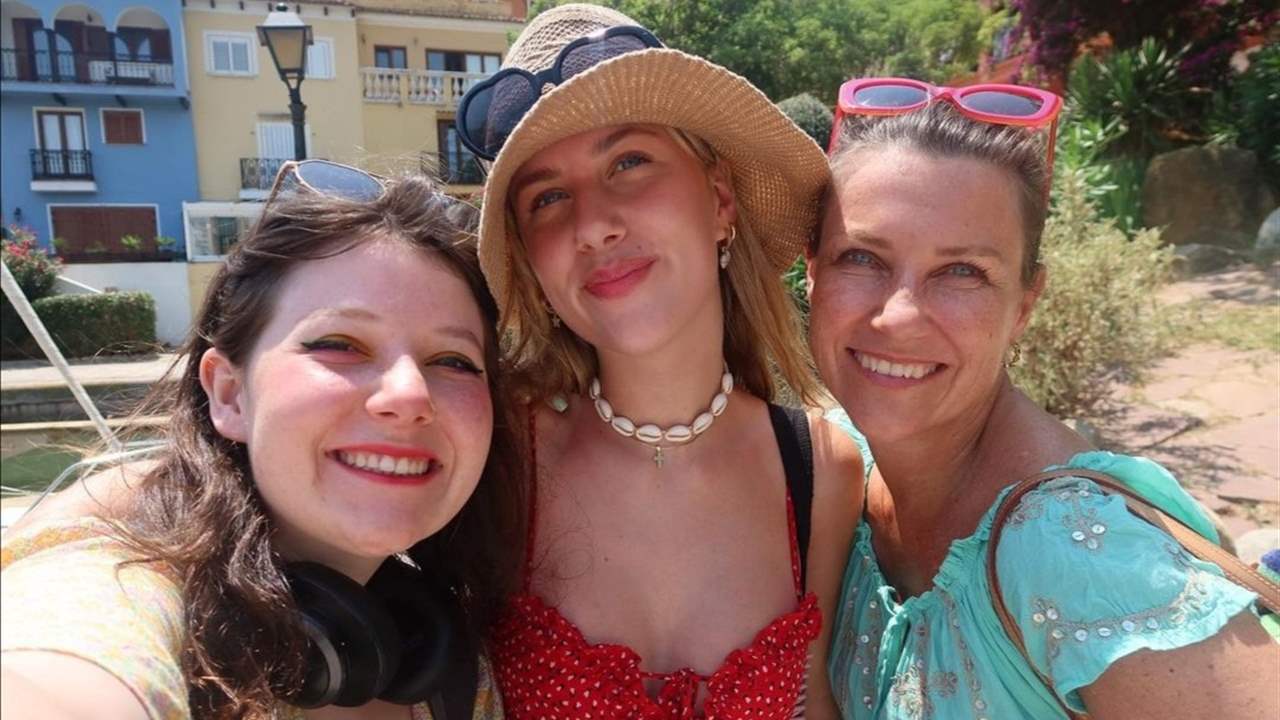 La cara más feliz de Marta Luisa de Noruega, prometida y con sus hijas de vacaciones en España