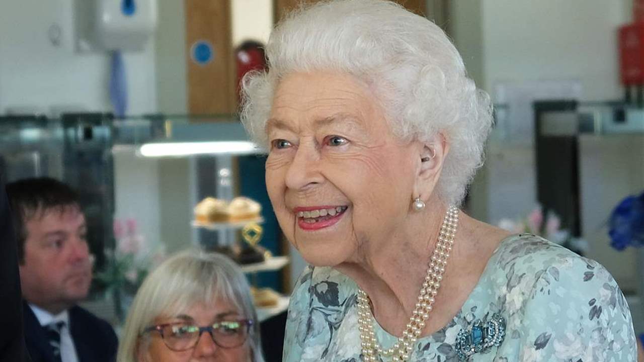 La reina Isabel II sale de Windsor: así ha sido su visita sorpresa a un hospital