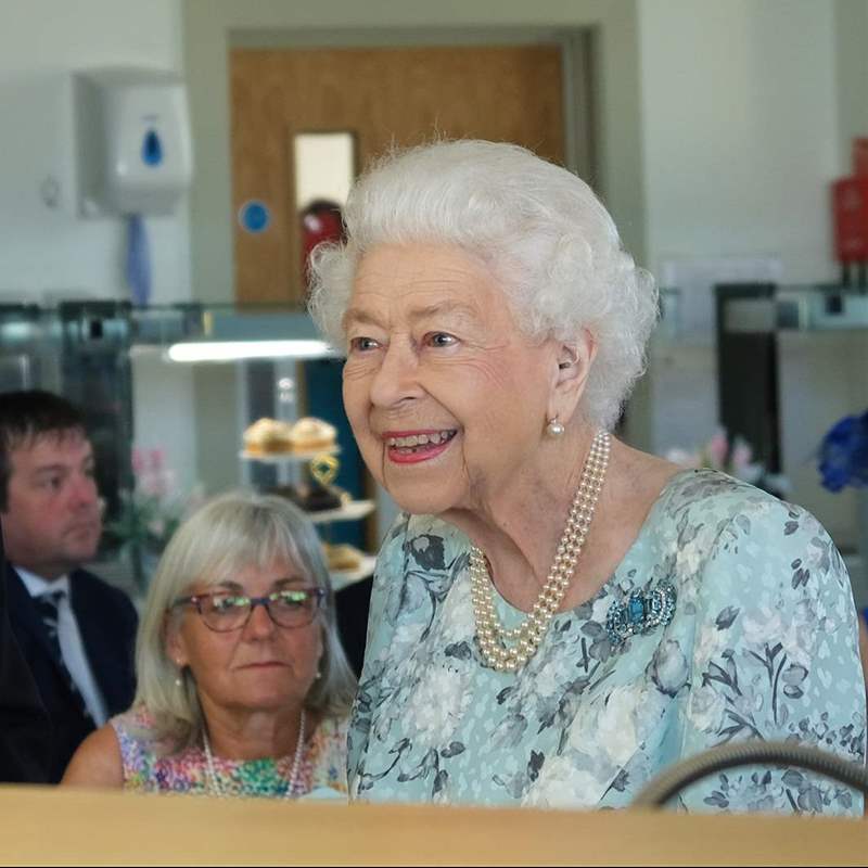 La reina Isabel II sale de Windsor: así ha sido su visita sorpresa a un hospital