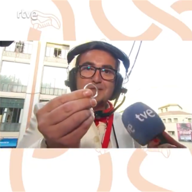 Un cámara de TVE sorprende a su pareja al pedirle matrimonio en directo