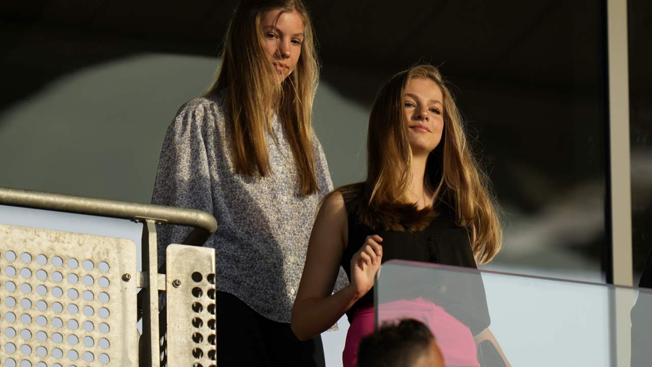 La princesa Leonor y la infanta Sofía causan sensación en la Eurocopa femenina en Londres