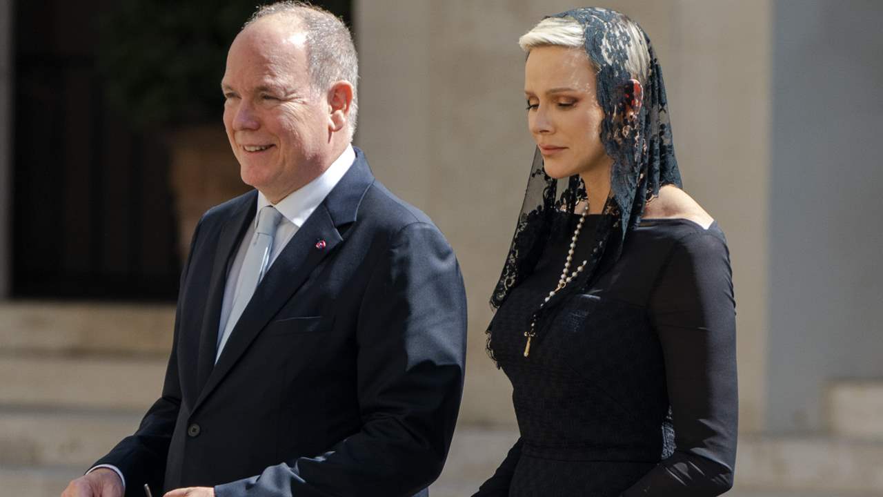 El privilegio y los detalles ‘rebeldes’ en su look, las anécdotas que han marcado la visita de la princesa Charlene al Vaticano