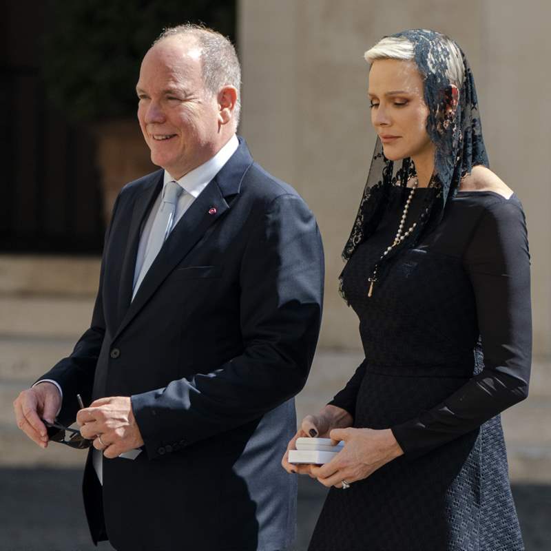 El privilegio y los detalles ‘rebeldes’ en su look, las anécdotas que han marcado la visita de la princesa Charlene al Vaticano