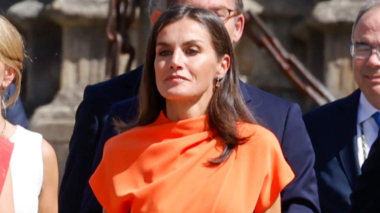La reina Letizia, muy favorecida en Galicia, sucumbe al naranja con el vestido de invitada más original