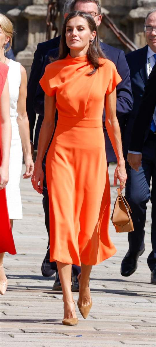 interrumpir ordenar Halar La reina Letizia, muy favorecida en Galicia, sucumbe al naranja con el  vestido de invitada más original