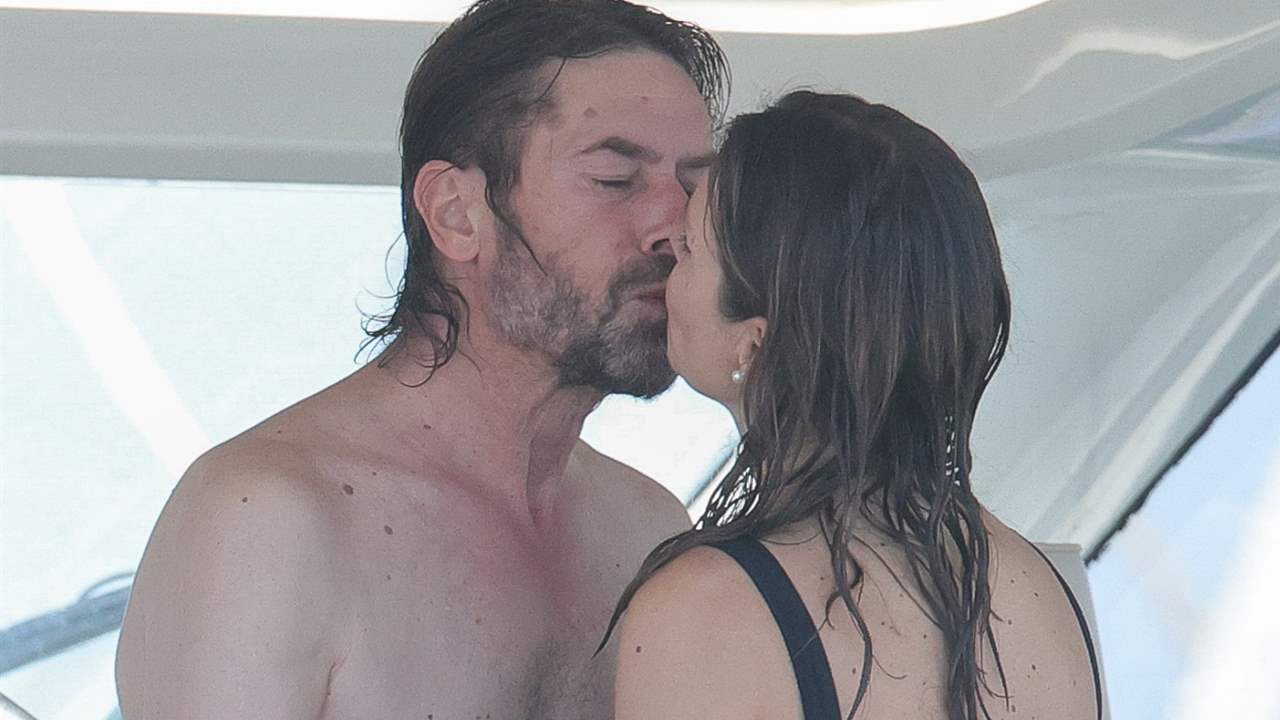 Esther Doña y Santiago Pedraz derrochan pasión en altar mar durante sus vacaciones en Ibiza