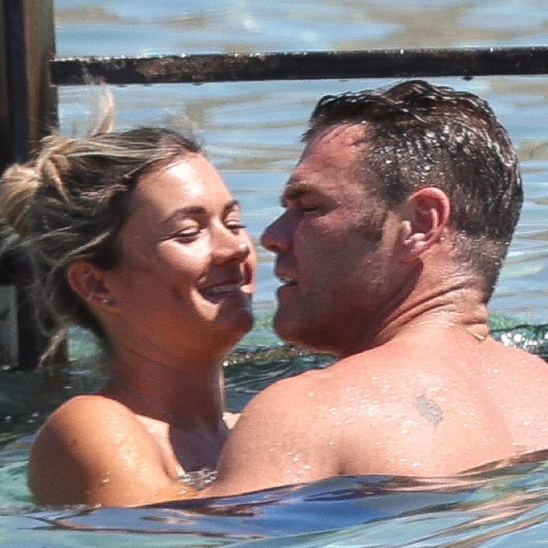 Besos, caricias... Las cariñosas imágenes de Fonsi Nieto con su nueva novia Maider Barthe en Ibiza 