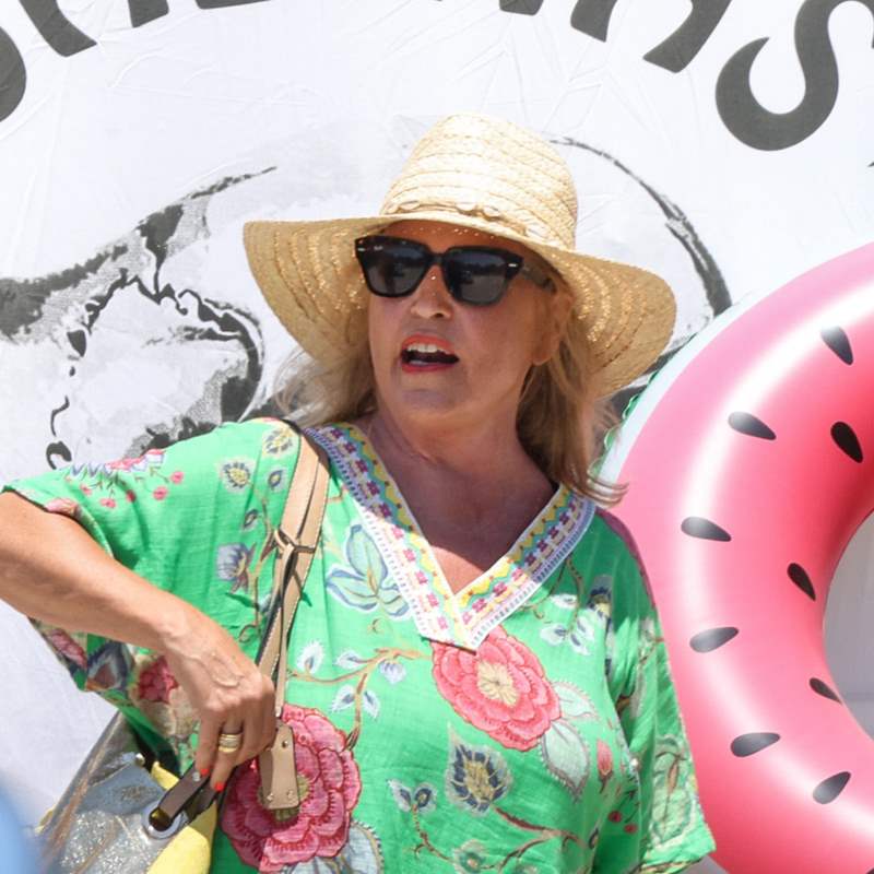 Lydia Lozano se olvida de ‘Sálvame’ de compras por Ibiza con su marido Charly