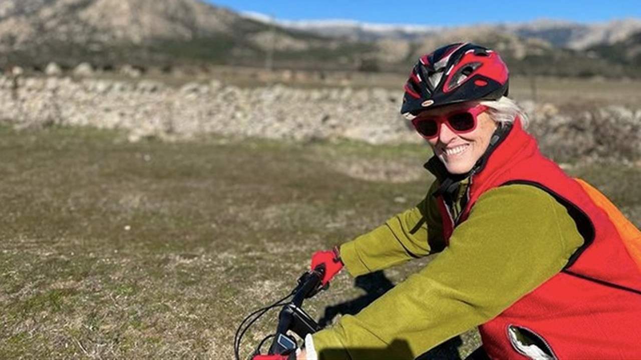 Mercedes Milá se fractura el brazo en un aparatoso accidente en bicicleta