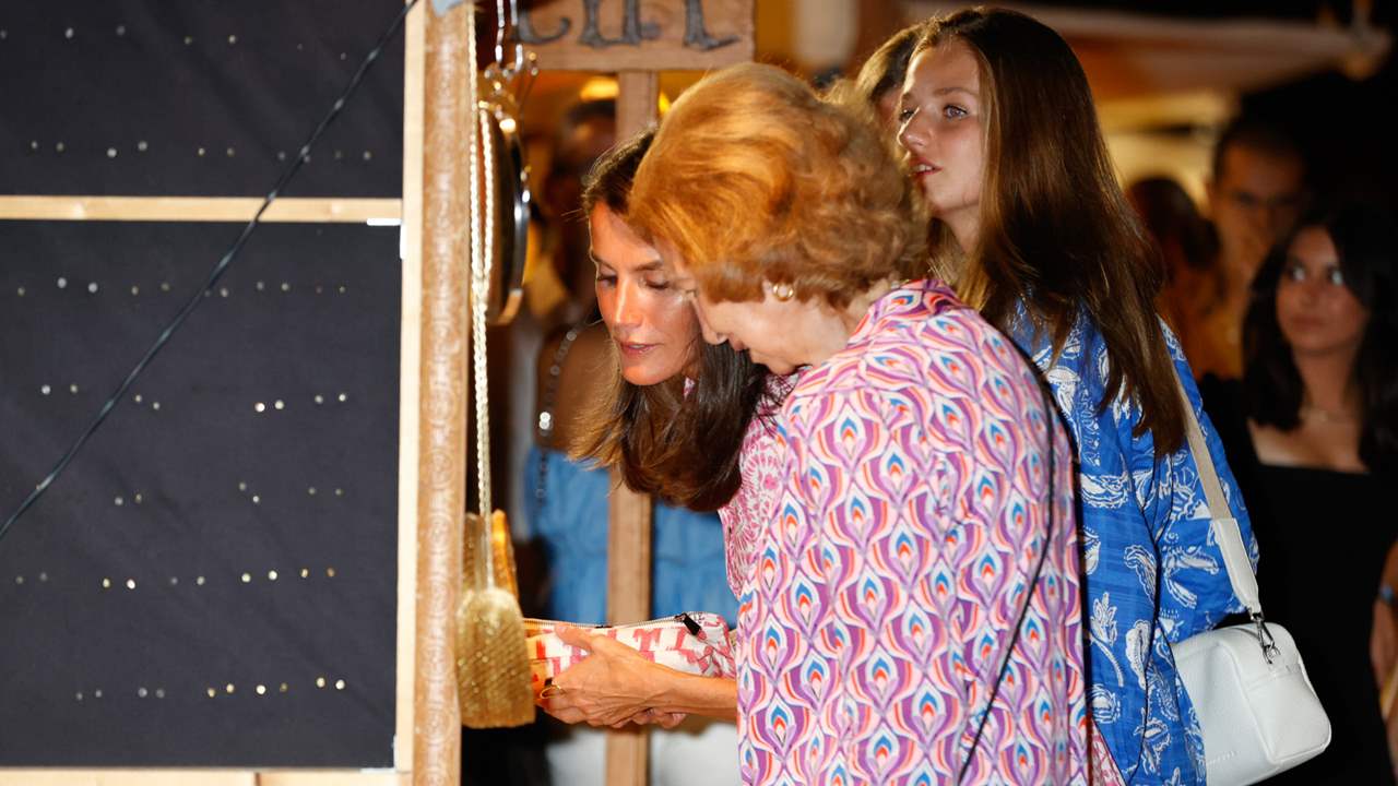 Cena, compras en el mercadillo y gestos de complicidad: así ha sido la 'noche de chicas' de Letizia, sus hijas y la reina Sofía