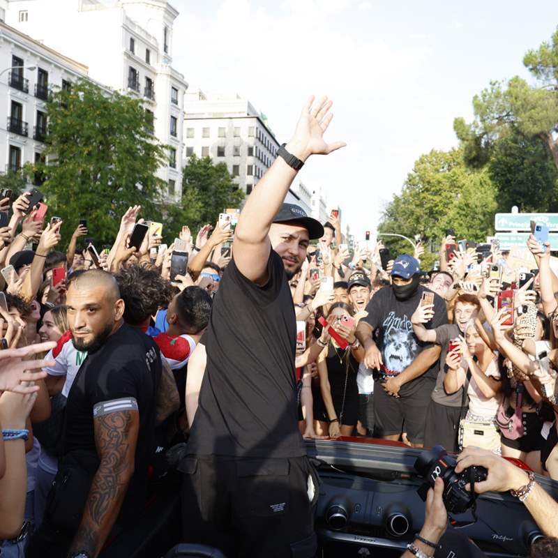 Omar Montes la lía en Madrid con una convocatoria masiva (y enloquecida) de fans