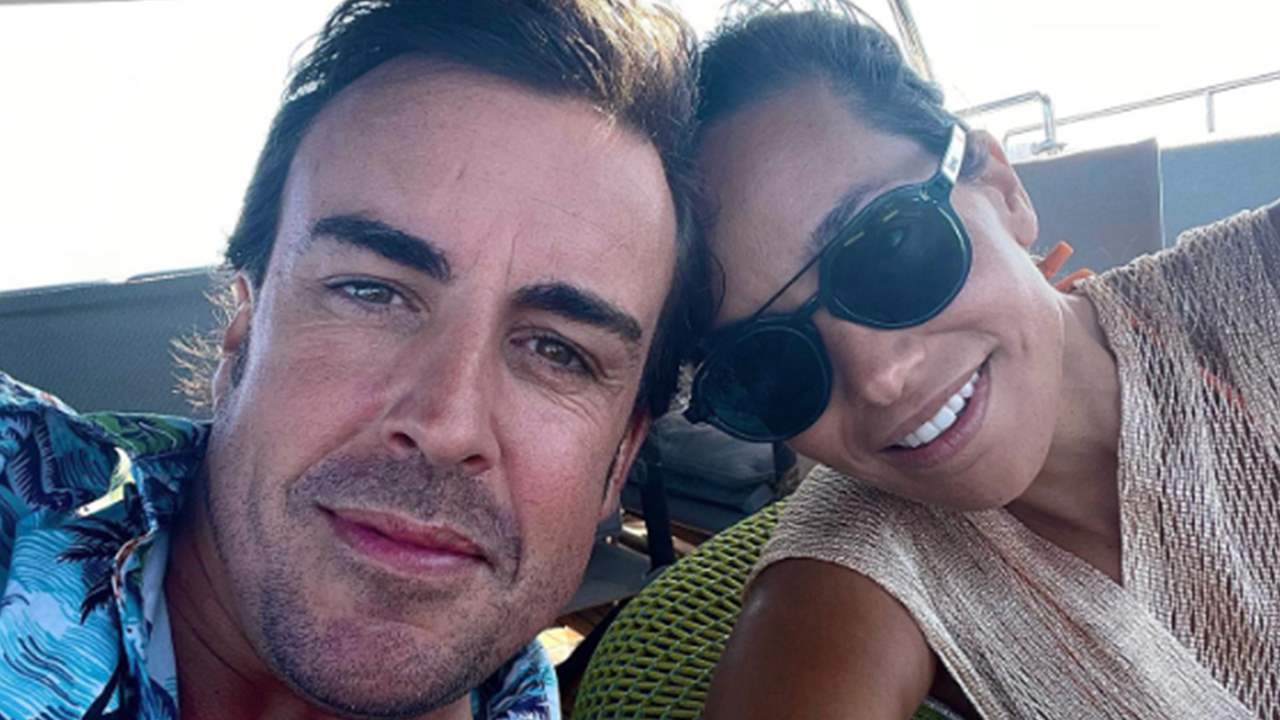 Fernando Alonso y Andrea Schlager derrochan amor en su primer verano juntos