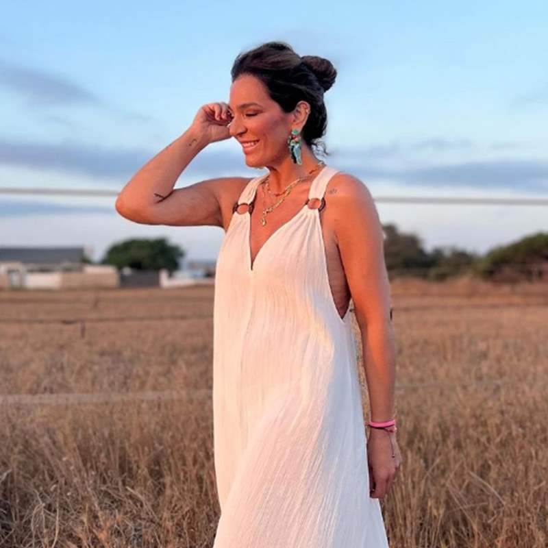 Raquel Bollo ficha el vestido blanco fluido para presumir de TIPAZO tras las vacaciones