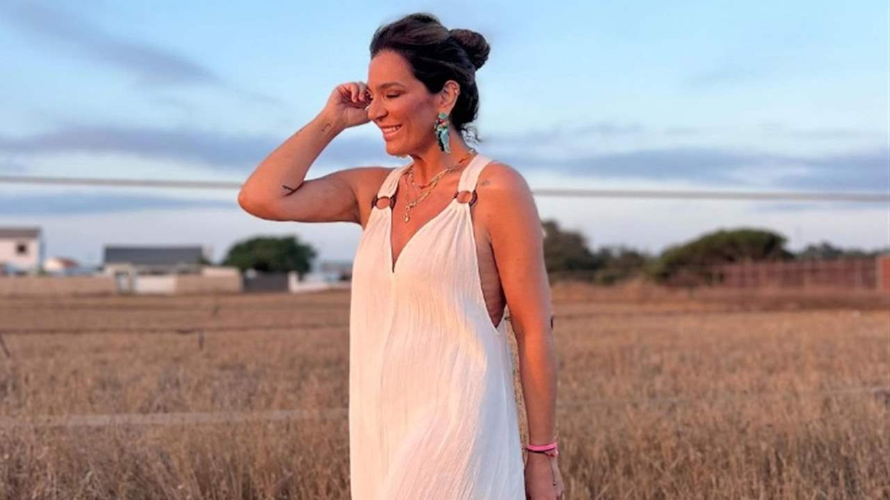 Raquel Bollo ficha el vestido blanco fluido para presumir de TIPAZO tras las vacaciones