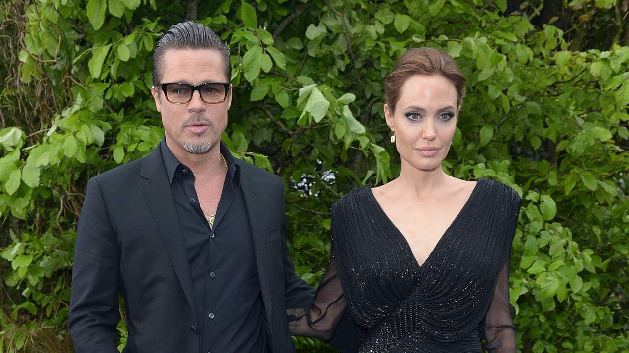 Alcohol, golpes e insultos... El violento vuelo que llevó a Angelina Jolie a divorciarse de Brad Pitt