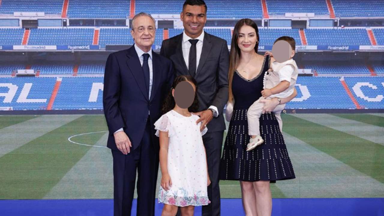 Casemiro posa junto a su mujer y sus hijos, y Florentino Pérez en su adiós del Real Madrid