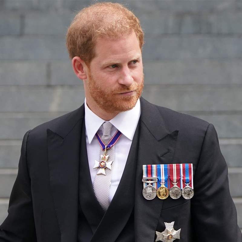 El príncipe Harry, sin Meghan Markle, rinde homenaje a su madre cuando se cumplen 25 años de su muerte