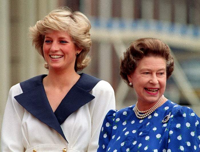 Diana de Gales con Isabel II