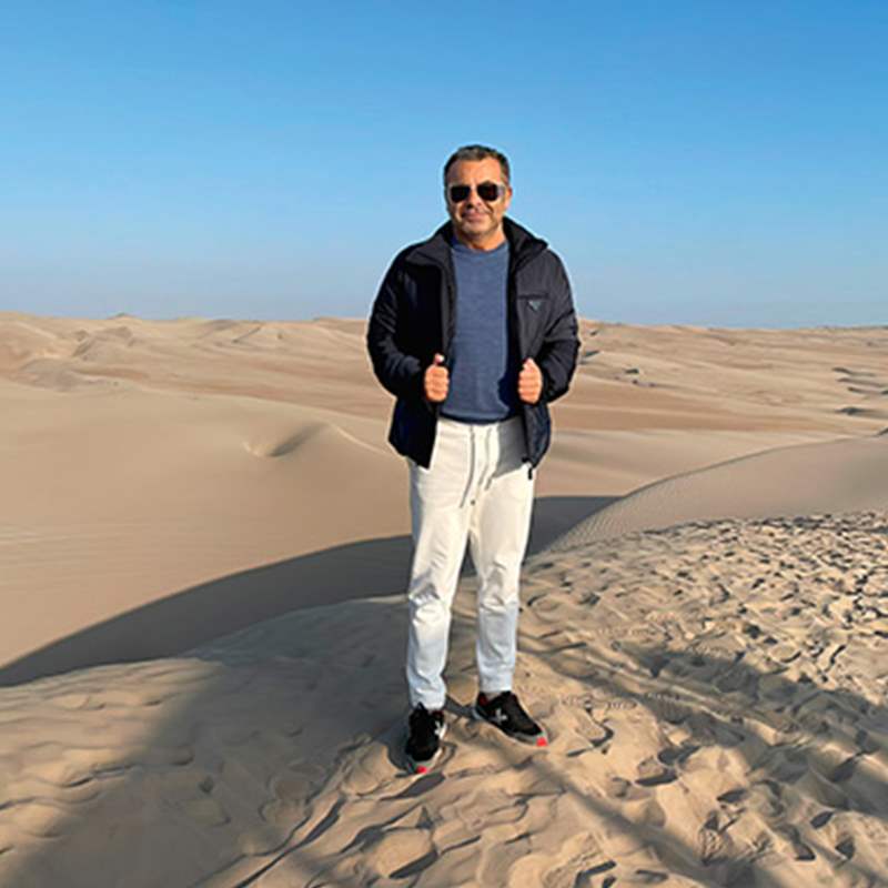 Jorge Javier Vázquez en las dunas del desierto de Ica