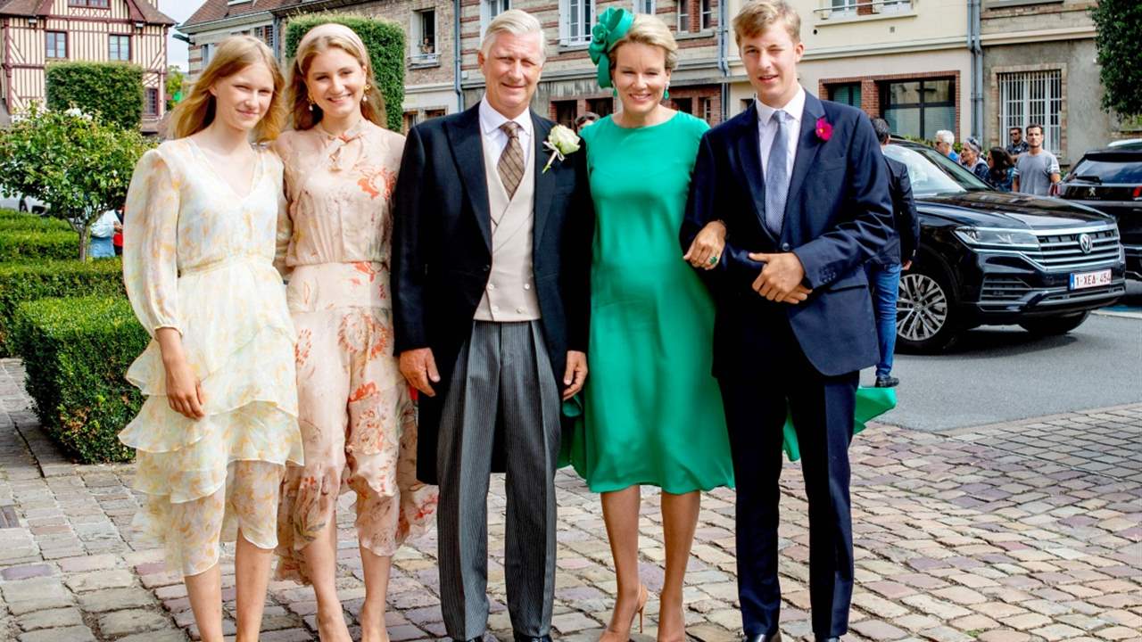 Los reyes Felipe y Matilde de Bélgica y sus hijos Elisabeth, Eleonore y Enmanuel, de boda en Francia