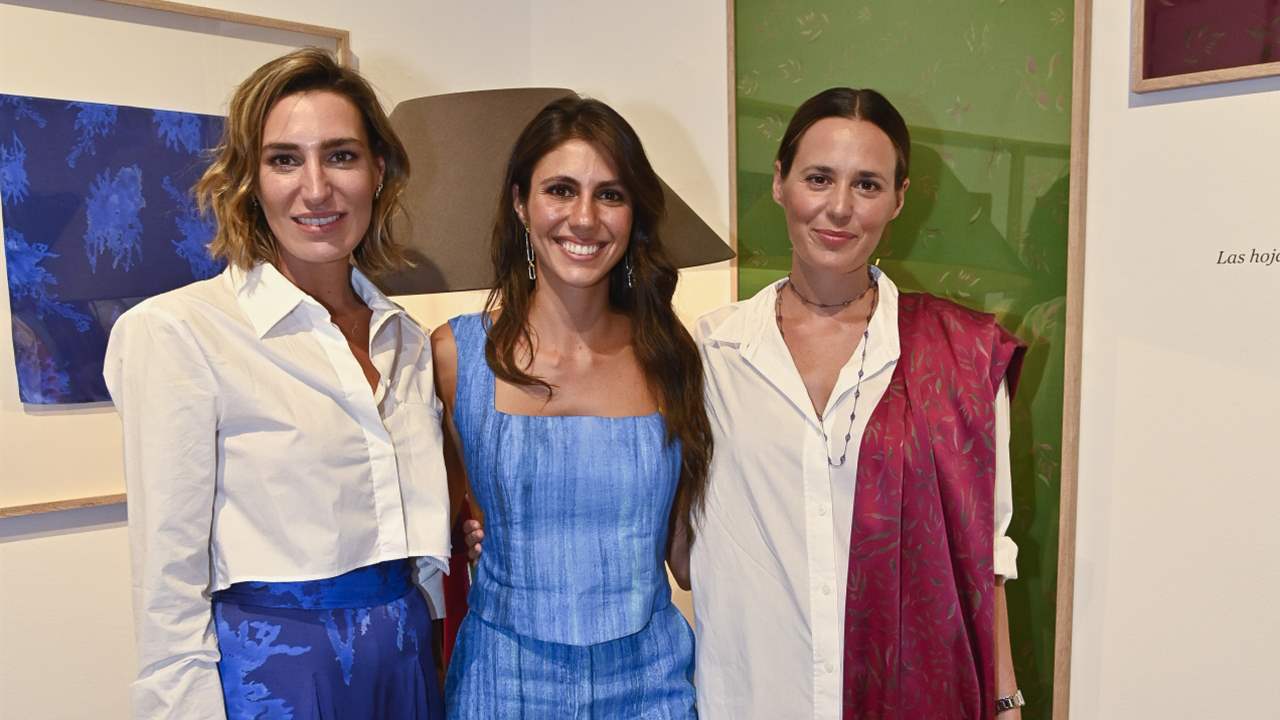Ana Cristina Portillo, arropada por sus hermanas Eugenia y Claudia Osborne en su exposición de telas