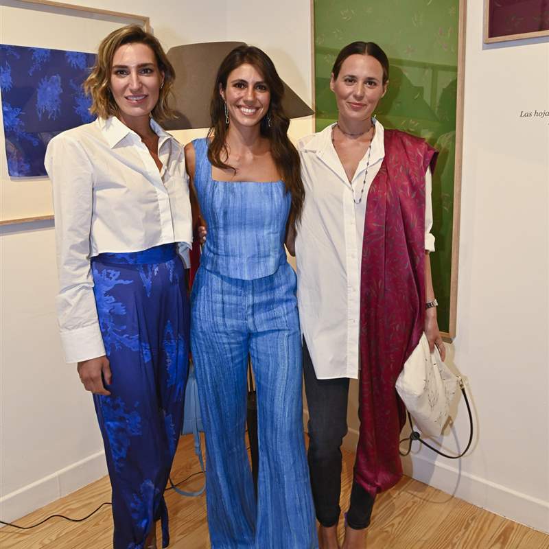 Ana Cristina Portillo, arropada por sus hermanas Eugenia y Claudia Osborne en su exposición de telas