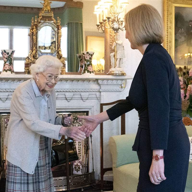 La reina Isabel II recibe a Liz Tuss, nueva Primera Ministra del Reino Unido, en Balmoral