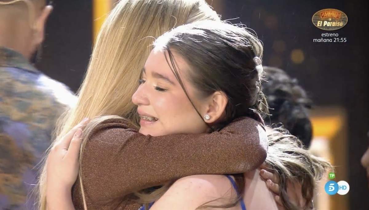 Ana Mena abraza a la ganadora de Idol Kids 2