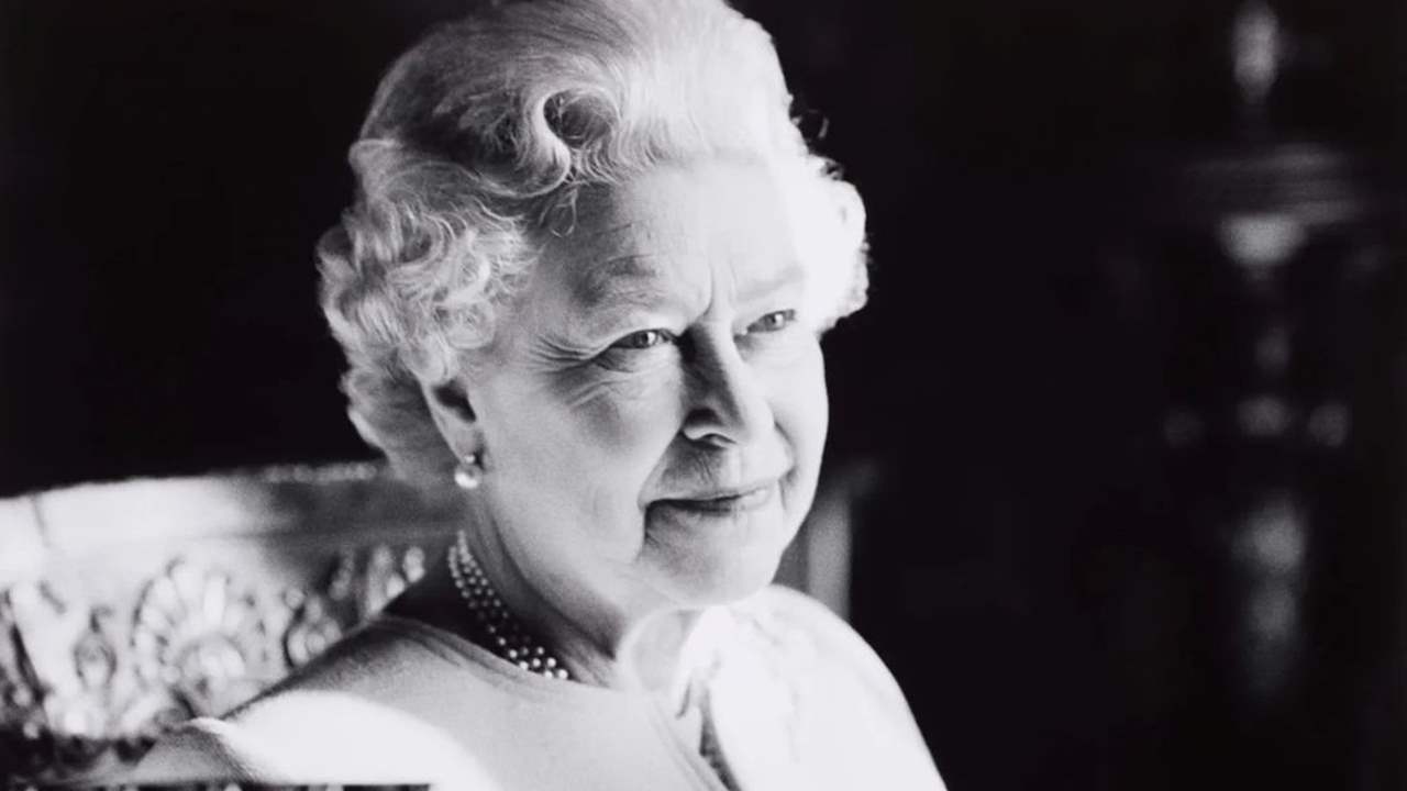 La reina Isabel II muere a los 96 años de edad rodeada de su familia