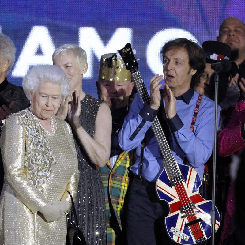 Victoria Beckham, Paul Mccartney, Elton John... Las emotivas y solemnes reacciones a la muerte de la reina Isabel II