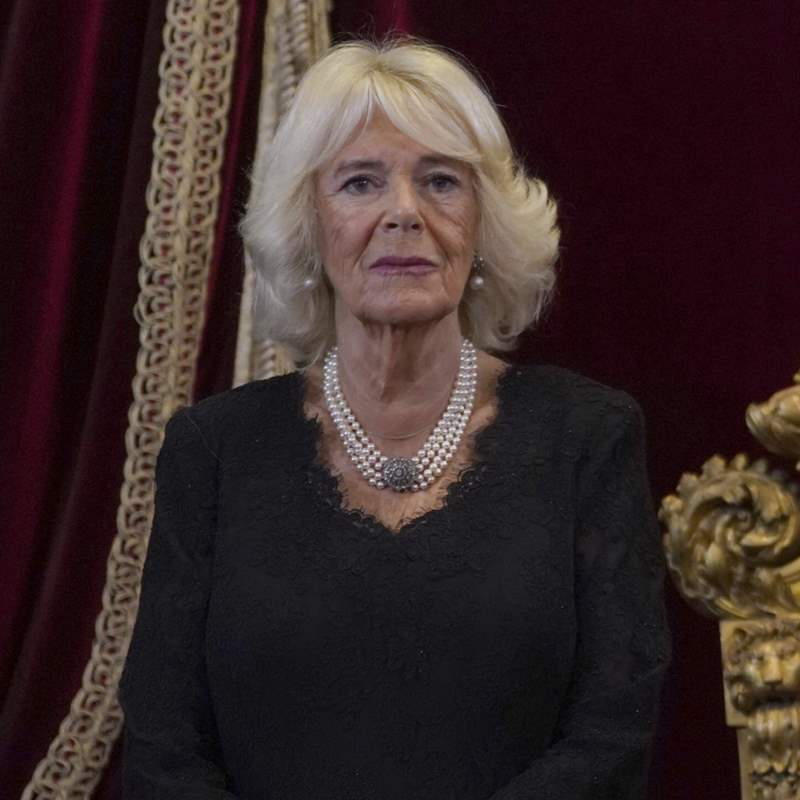 Camilla no abandona el luto en su proclamación como reina consorte