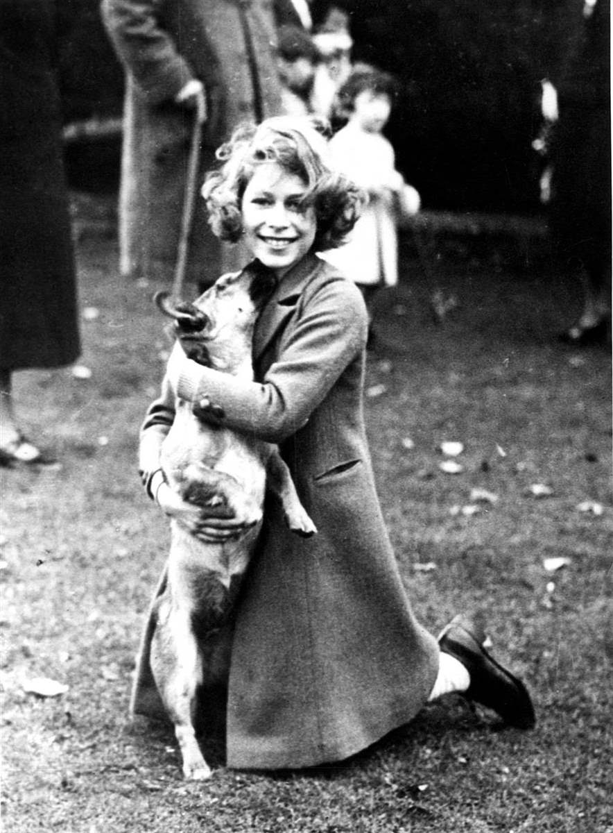 Reina Isabel con perro