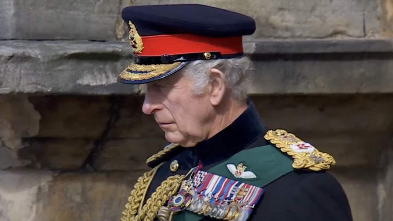 El rey Carlos, muy afectado y arropado por sus hermanos en el cortejo fúnebre de Isabel II
