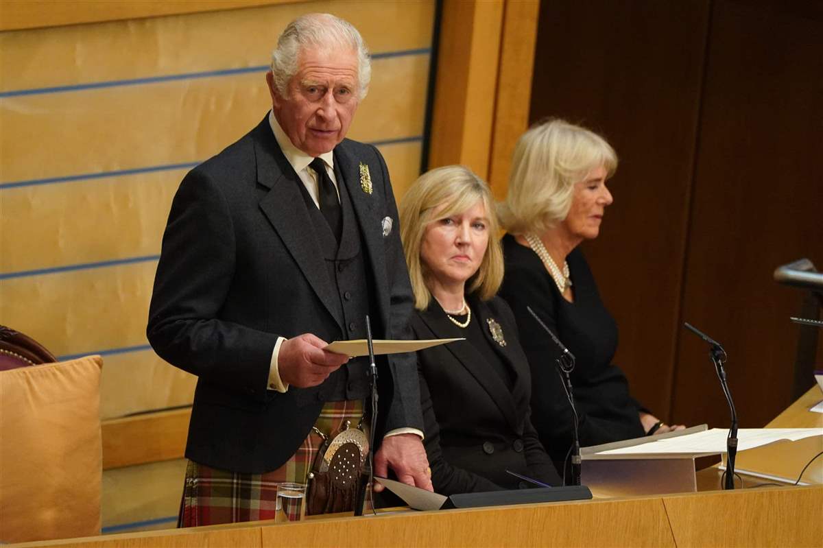 El rey Carlos ante el Parlamento escocés junto a la reina consorte Camilla