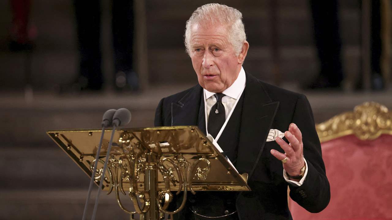 El rey Carlos III, junto a la reina consorte, se dirige por primera vez al Parlamento británico