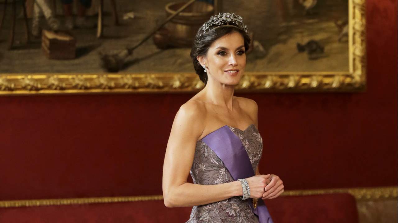 Los 50 looks más icónicos del armario de la reina Letizia