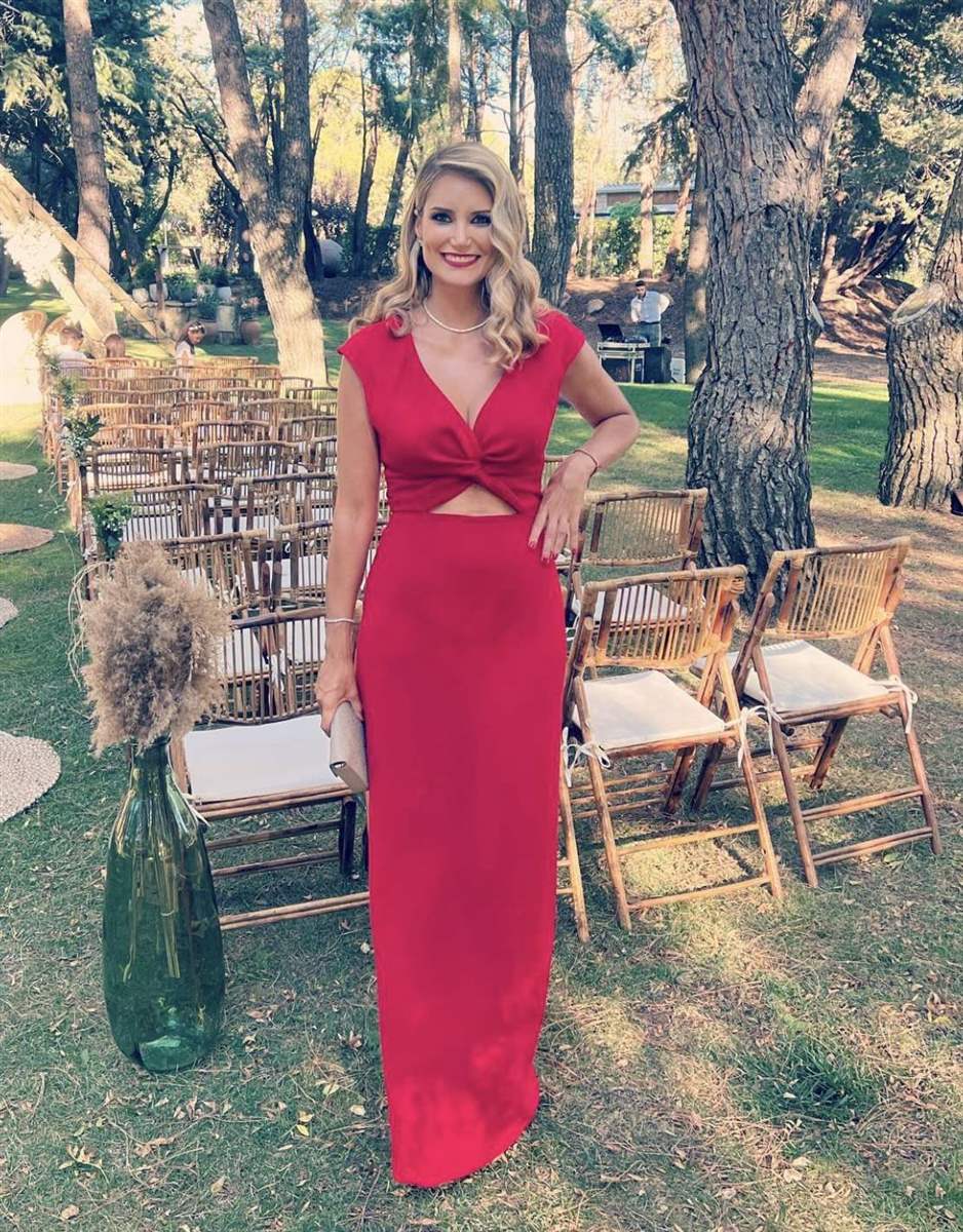 tomar Meyella suspender Alba Carrillo derrocha elegancia con el vestido rojo de invitada de otoño  para la boda de su primer novio