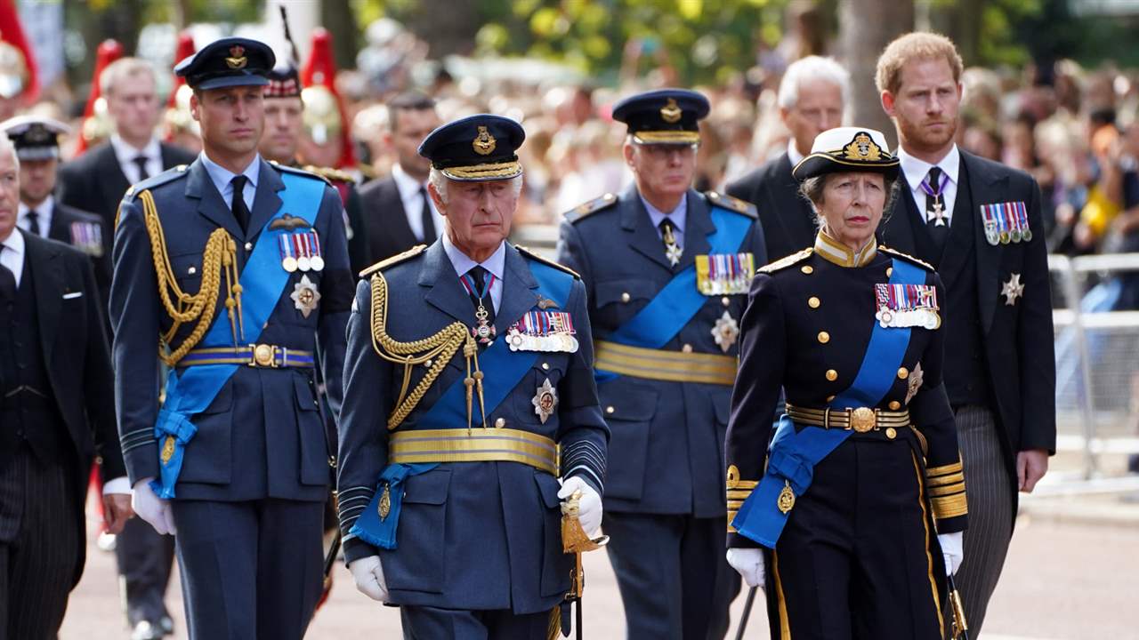 La Familia Real al completo acompaña el cortejo fúnebre de Isabel II hasta Westminster