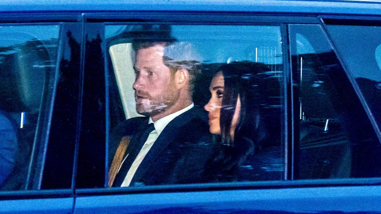 El príncipe Harry y Meghan Markle se unen al rey Carlos y a la familia real para velar a la reina en Buckingham