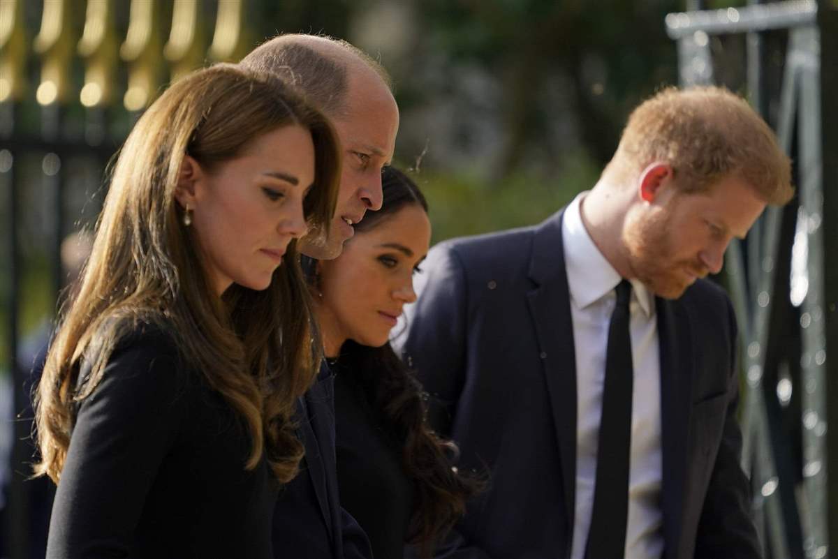 Meghan Markle y Kate Middleton con Harry y Guillermo