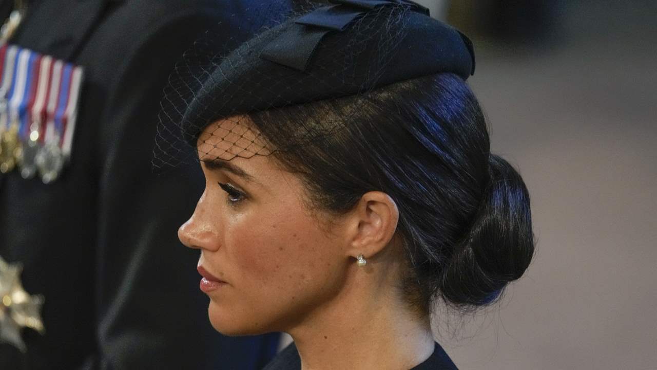 Meghan Markle se desmarca de la familia real británica con un look de luto con declaración de intenciones