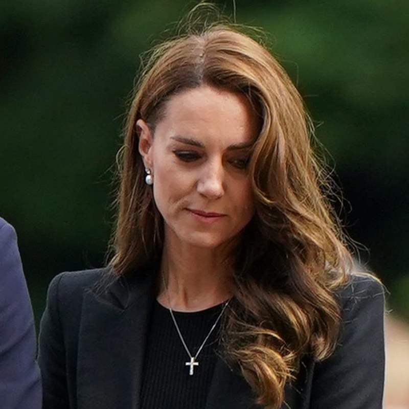 Kate Middleton viaja a Sandringham con un nuevo look de luto y joyas con más guiños a Isabel II